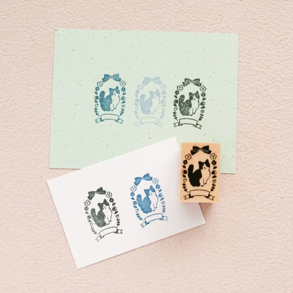 Kin.iro.hitode rubber stamp - cat and wreath